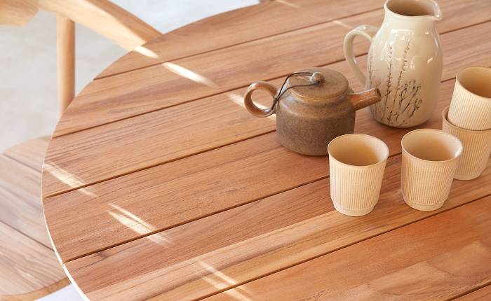 Imagen mesa jardín de madera de teca